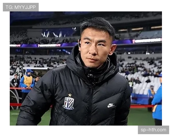 温情一刻:比赛暂停,双方球员为逝去的足球名宿默哀